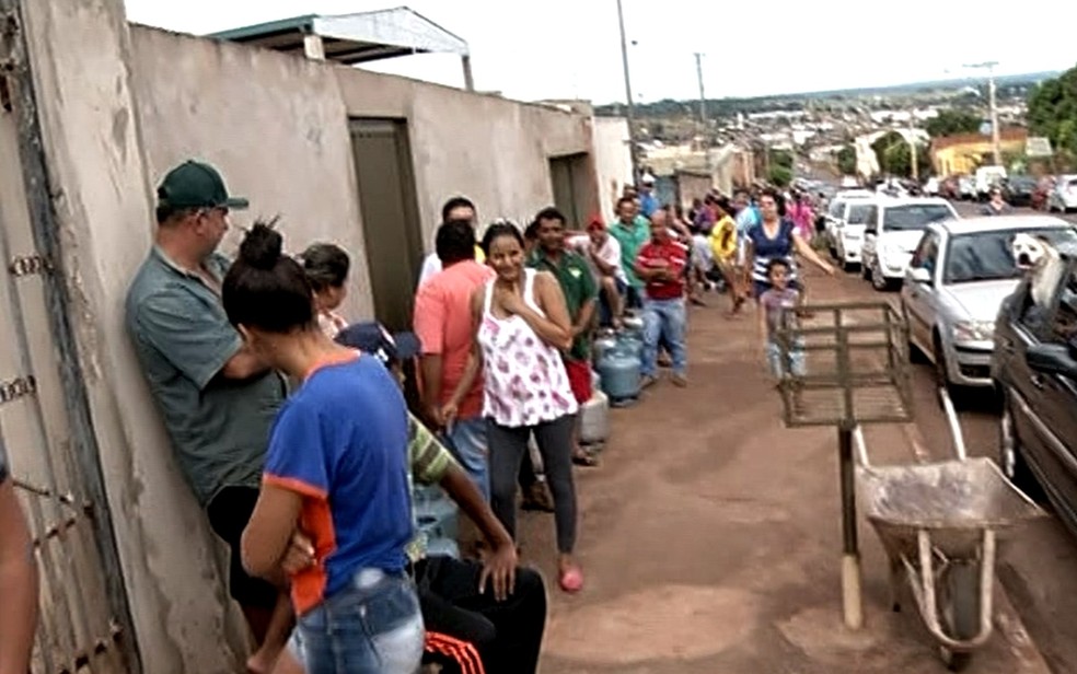 Fila para buscar gás dobra o quarteirão em Jataí, Goiás (Foto: TV Anhaguera/ Reprodução)