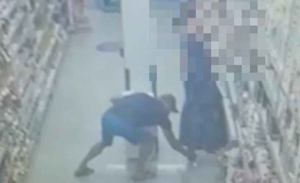 Circuito de segurança flagra homem filmando por baixo do vestido de mulher em mercado — Foto: Reprodução 
