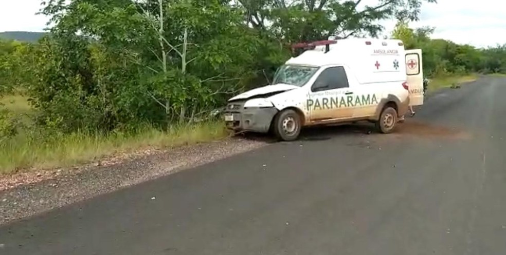 Ambulância atingida por veículo em acidente na cidade de Palmeirais — Foto: Reprodução
