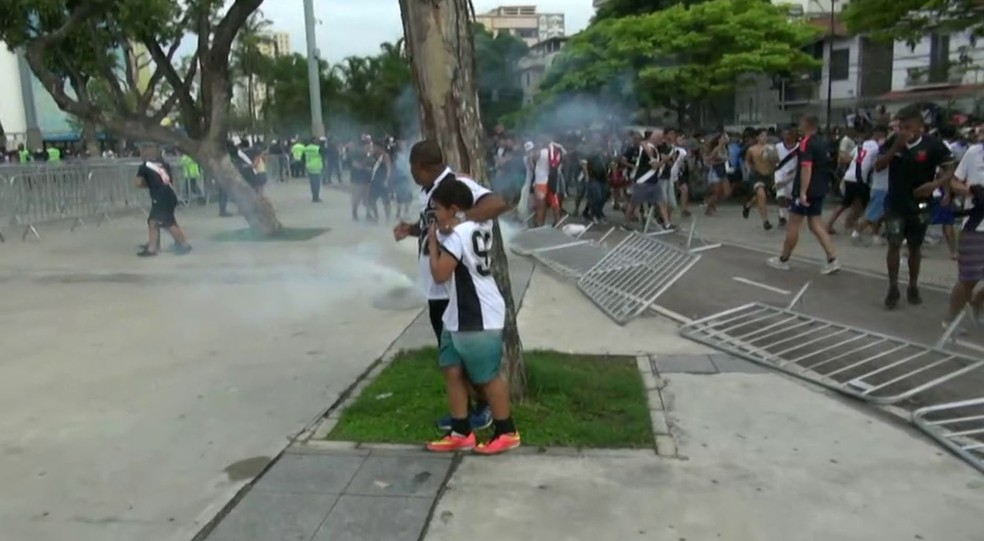 Torcedores do Vasco tentam fugir das bombas de efeito moral — Foto: Reprodução/TV Globo