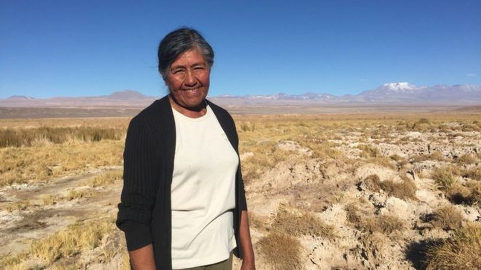 Sara Plaza morou a vida toda em uma comunidade ao lado do Salar do Atacama — Foto: BBC