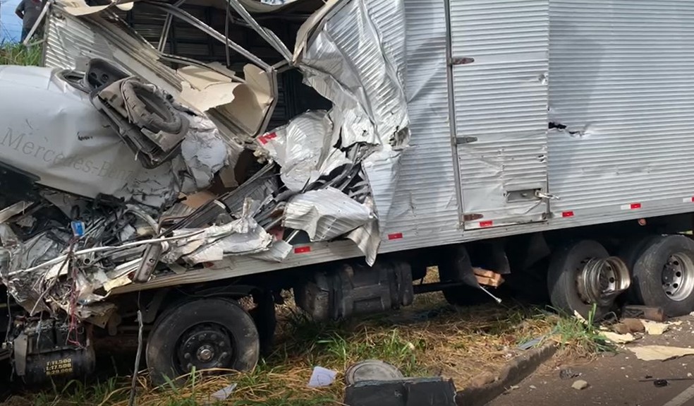 Batida frontal entre caminhões deixa três feridos em vicinal de Tupã — Foto: Arquivo pessoal/Claudemir Lima