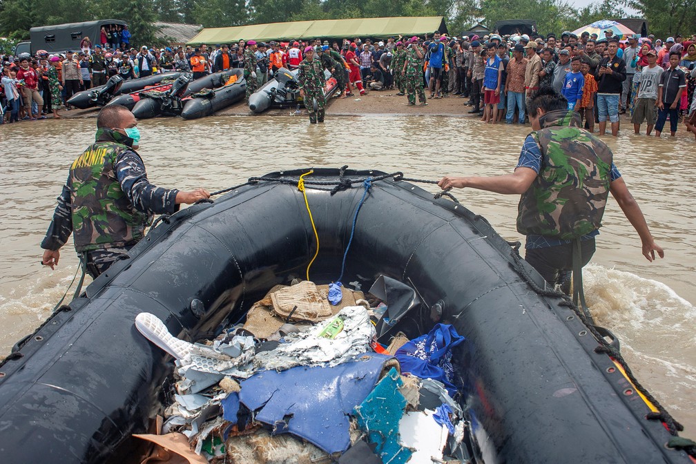 Equipes trazem em bote os destroÃ§os de aviÃ£o encontrados no mar apÃ³s aviÃ£o cair na IndonÃ©sia â€” Foto: Antara Foto/Ibnu Chazar via via REUTERS