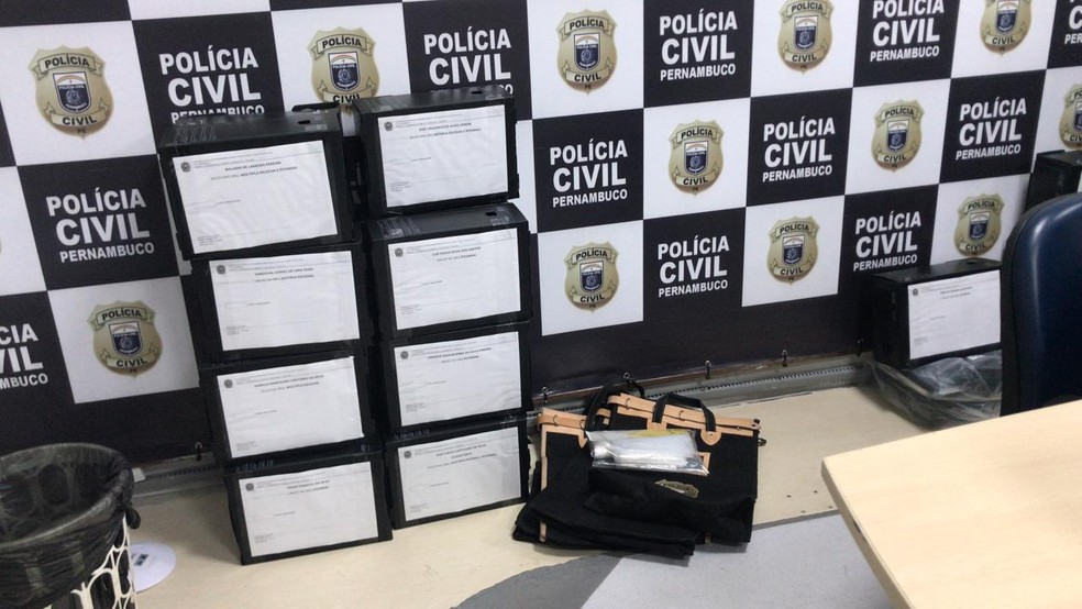 Documenta&ccedil;&otilde;es apreendidas em opera&ccedil;&otilde;es da Pol&iacute;cia Civil &mdash; Foto: Divulga&ccedil;&atilde;o/PCPE