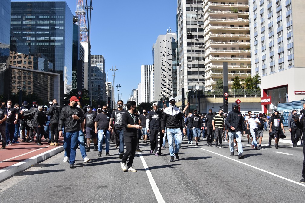Corintianos participam de ato antifascista na Avenida Paulista — Foto: ROBERTO CASIMIRO/FOTOARENA/FOTOARENA/ESTADÃO CONTEÚDO