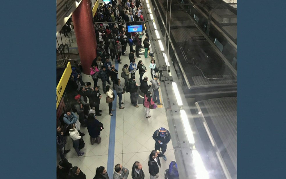Passageiros aguardam trem em plataforma da Linha 4-Amarela em SP (Foto: ReproduÃ§Ã£o/Arquivo Pessoal)