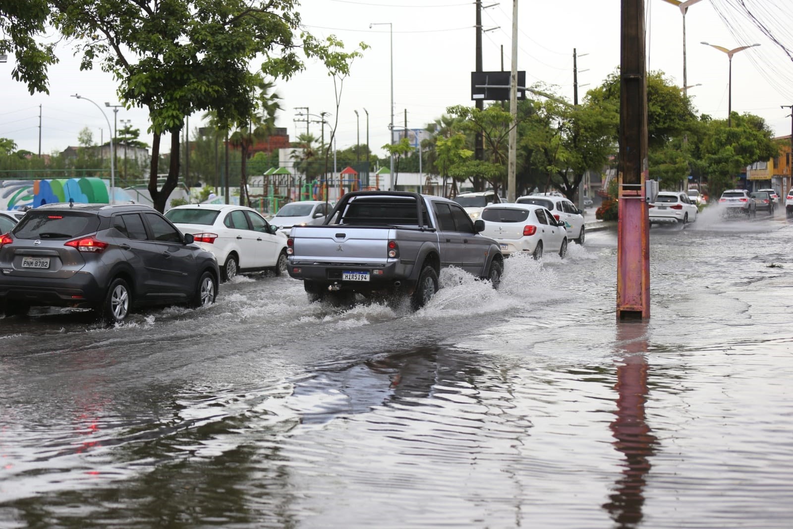 Fortaleza tem diversas ruas alagadas em dia de chuva forte; fotos