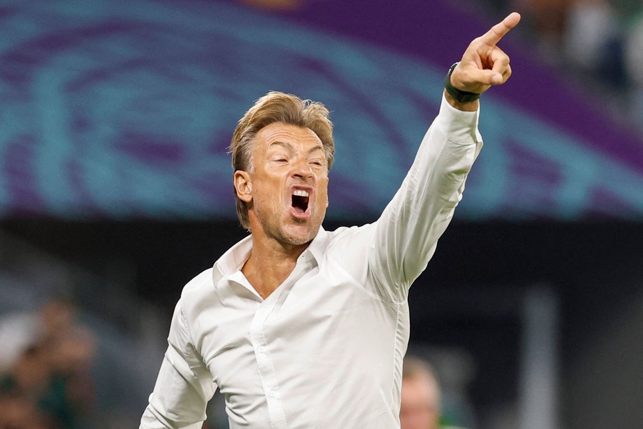 Hervé Renard grita com os jogadores da Arábia Saudita na derrota para a Polônia: treinador busca classificação histórica às oitavas de final
