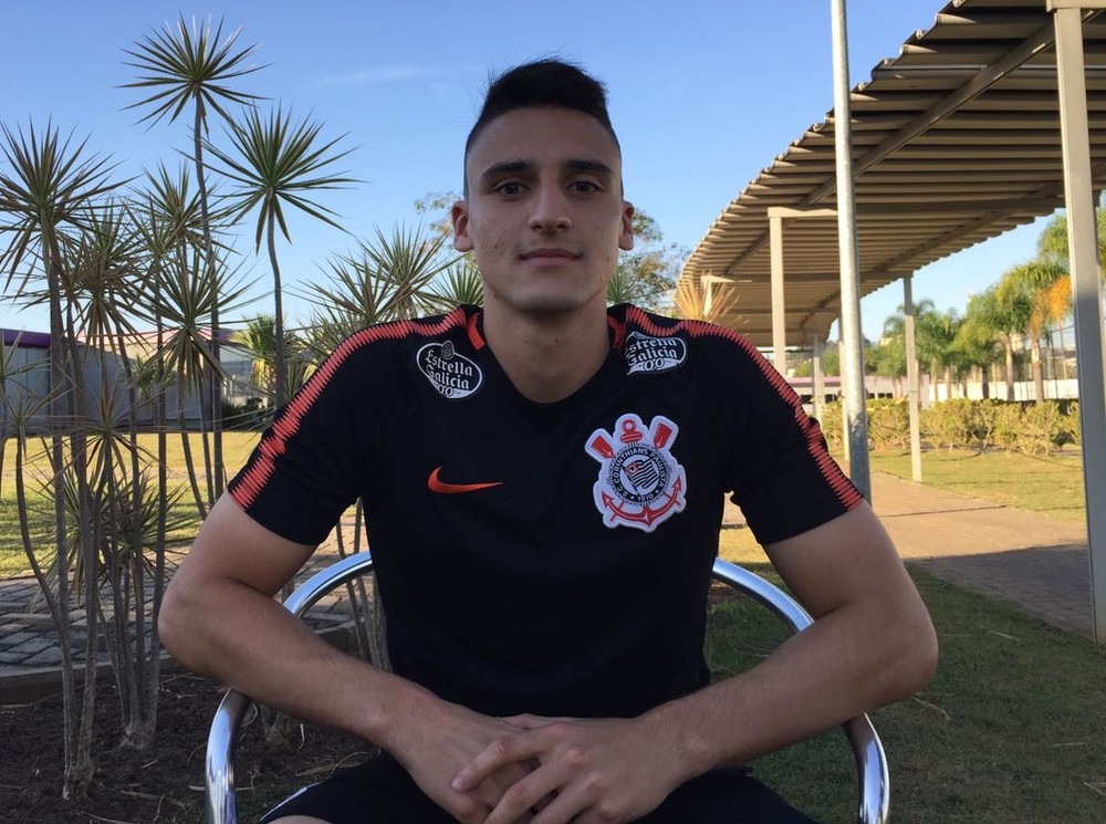 Mantuan voltará a disputar vaga como volante com chegada de reforço