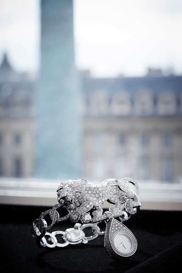 A watch from Chanel's "l'Esprit du Lion" collection, with the Place Vendôme in the background (Foto: CHANEL)