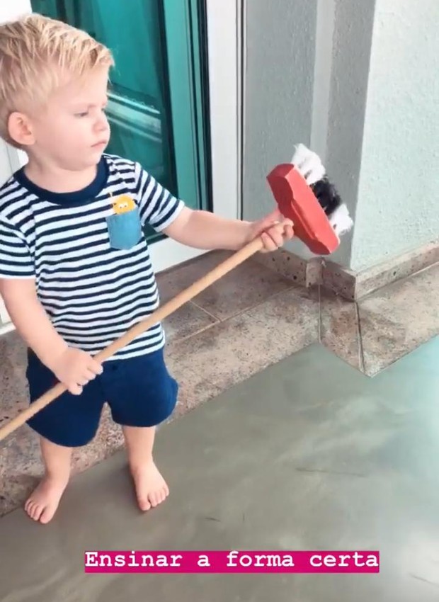 Karina Bacchi ensina o filho de 1 ano a varrer a casa (Foto: Instagram/ Reprodução)