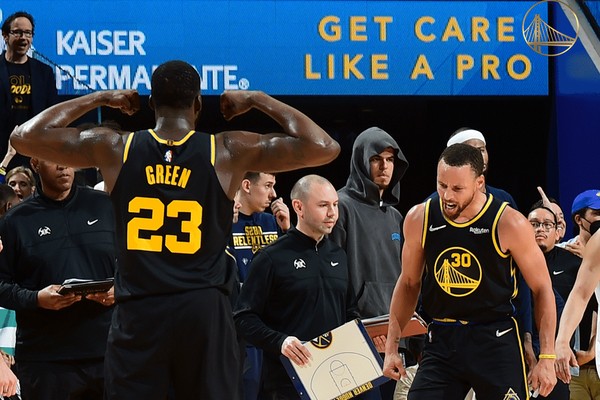 Curry comemora cesta decisiva com Draymond Green, o seu colega de Golden State Warriors (Foto: Reprodução/Twitter)