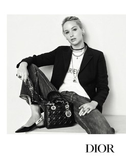 Jennifer Lawrence é a estrela da campanha das novas bolsas da Dior: C'est Dior e Dioraddict, criadas por Maria Grazia Chiuri para o inverno 2017 da grife. As fotos são de Brigitte Lacombe