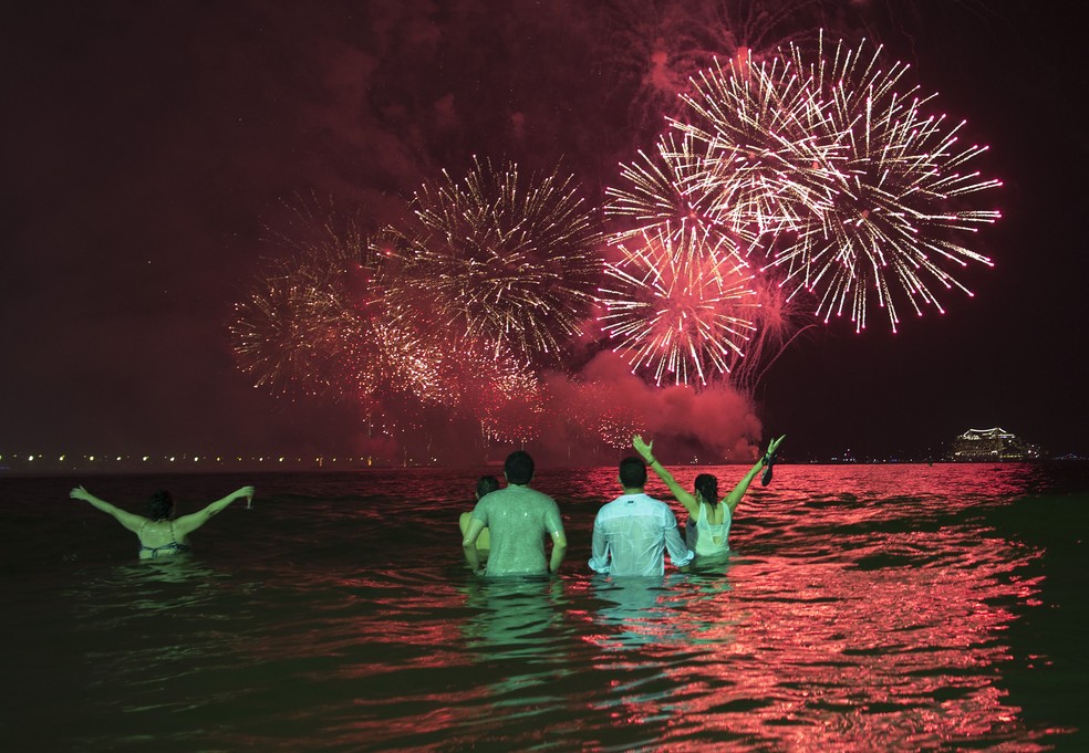 Brasileiros têm tradição de vestir branco e pular ondas no Ano Novo — Foto: Leo Correa/AP