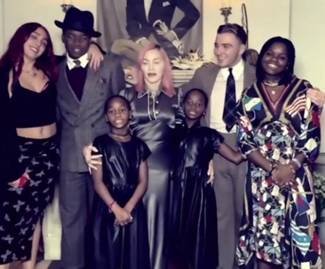 Madonna e os seus filhos (da esq. pra dir.): Lourdes Maria, David Banda, as gêmeas Estere e Stelle, Rocco Ritchie e Mercy James (Foto: Reprodução/Instagram)