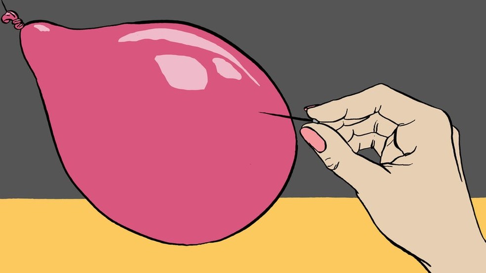 "Ã um pouco como colocar um alfinete em um balÃ£o - eu preciso explodir", diz a estudante de 15 anos sobre o perÃ­odo que antecede a sua menstruaÃ§Ã£o (Foto: Emma Russell )
