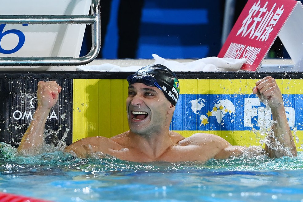 Nicholas Santos é campeão mundial dos 50m borboleta — Foto: World Aquatics/divulgação