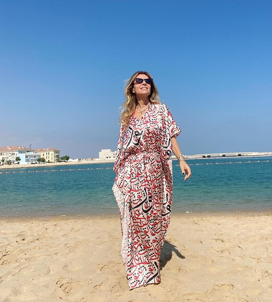 Desirée Soares curte dia de sol em praia no Catar e ganha elogios