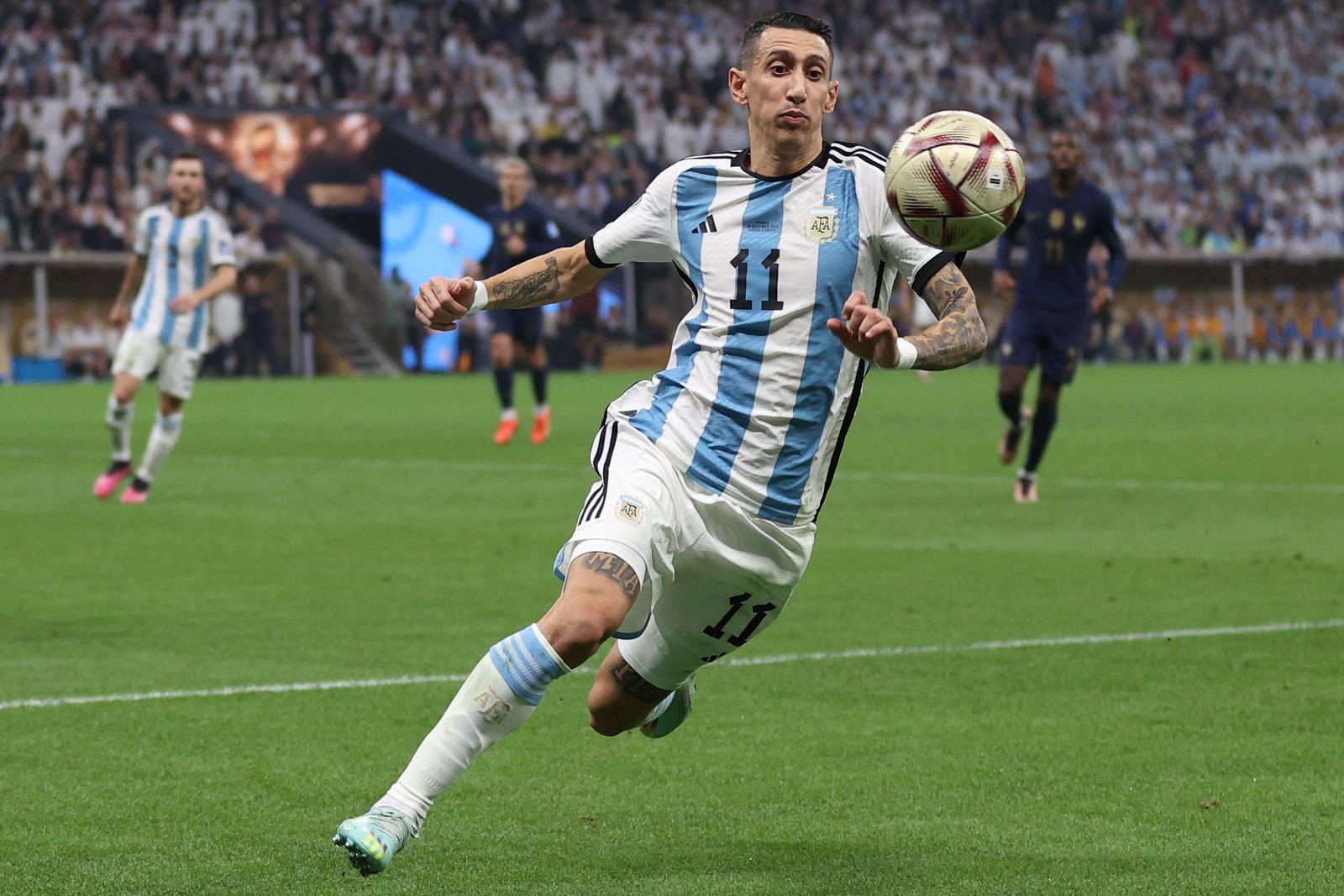 Ángel Di María fez um gol na final contra a França e sofreu o pênalti — Foto: Adrian Dennis / AFP
