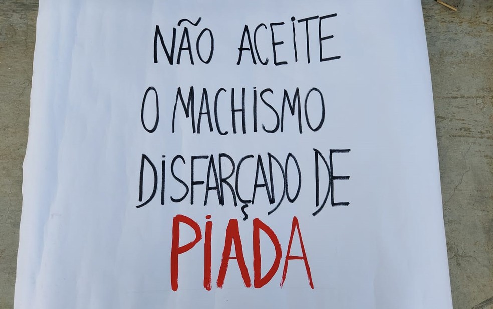 Cartaz de protesto pela demissão de professor que teria cometido assediado aluna durante aula on-line em Franca, SP — Foto: Nathália Henrique/EPTV