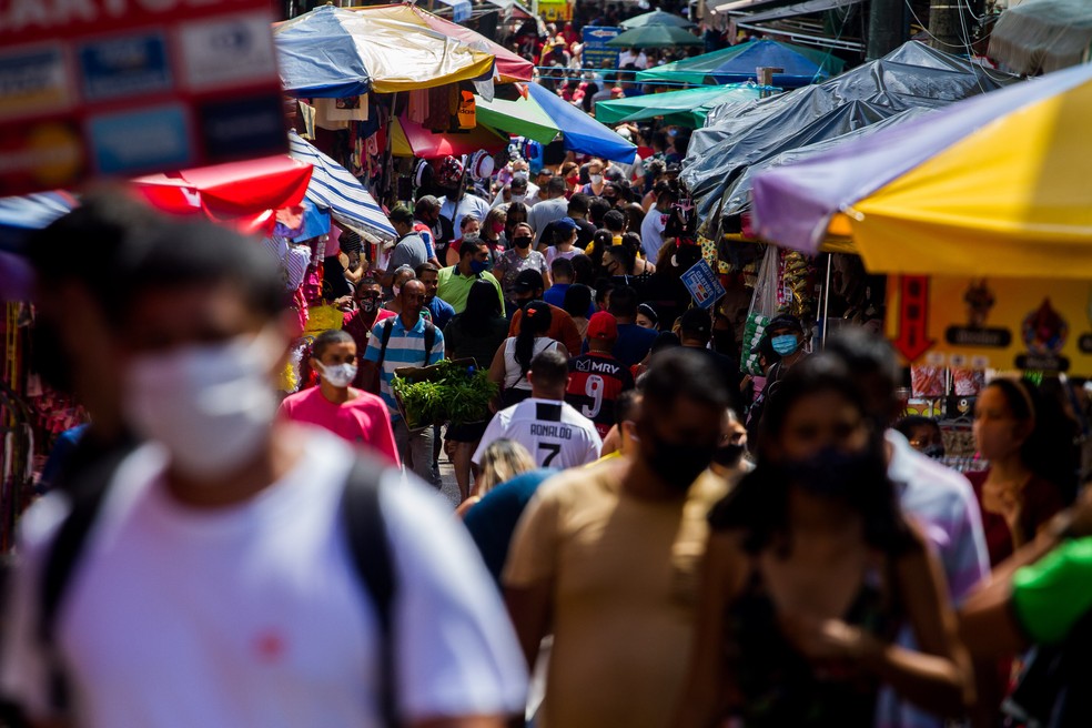  Movimentação de consumidores no centro de Manaus (AM), após retomada parcial do comércio, neste sábado, 27 de fevereiro de 2021. — Foto: Aguilar Abecassis/Photopress/Estadão Conteúdo