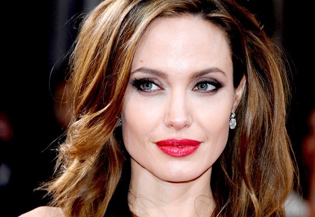 Angelina é adepta da boca vermelha, e você? (Foto: Getty Images)