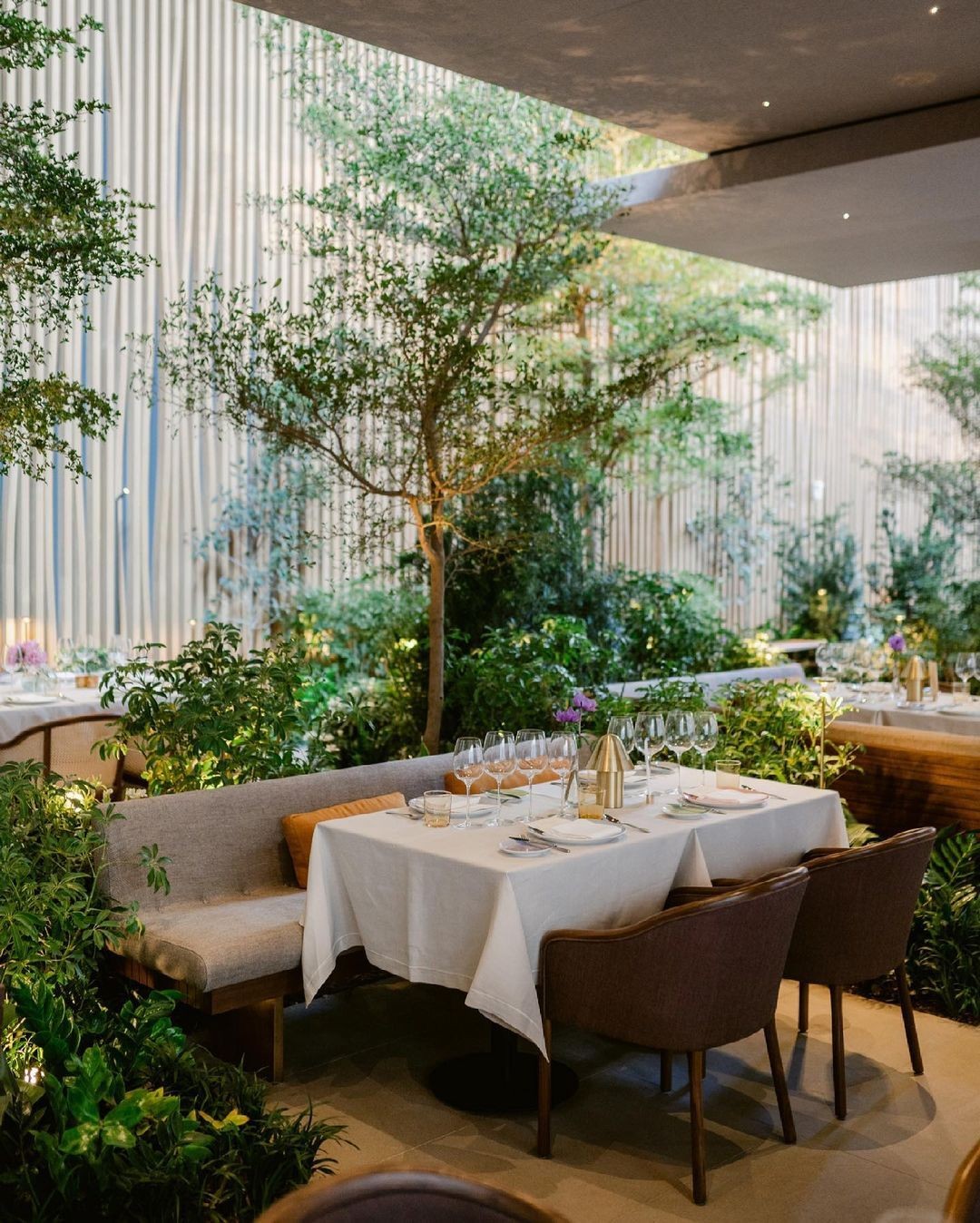 Isay Weinfeld inaugura restaurante com paisagismo marcante, em Nova York (Foto: Reprodução/ Instagram)