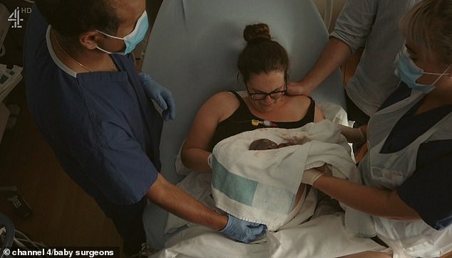Após dar à luz bebê que morreu dentro do útero, mãe recebeu sua terceira filha, saudável (Foto: Reprodução/Daily Mail/Channel 4)