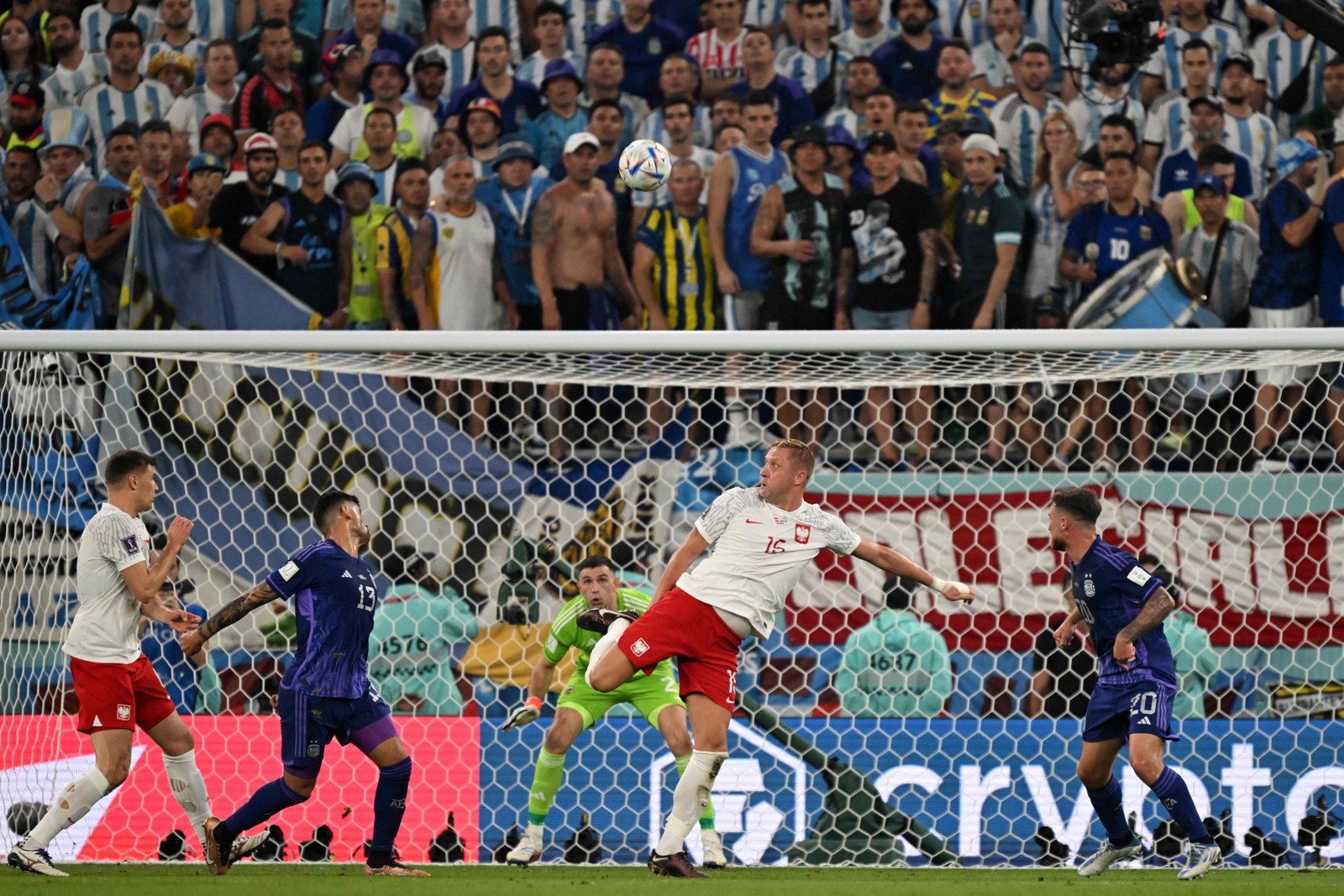 O atacante polonês Karol Swiderski tenta marcar um gol durante o primeiro tempo  — Foto: ANDREJ ISAKOVIC / AFP