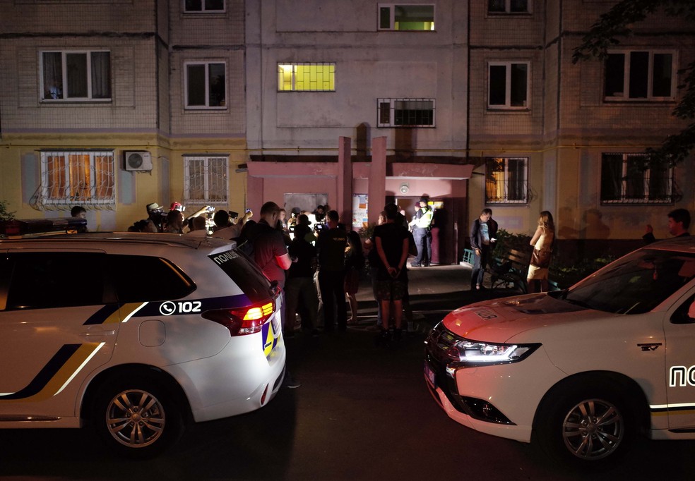 Carros da polícia estacionados em frente à casa de Arkady Babchenko, em Kiev (Foto: Valentyn Ogirenko/Reuters)