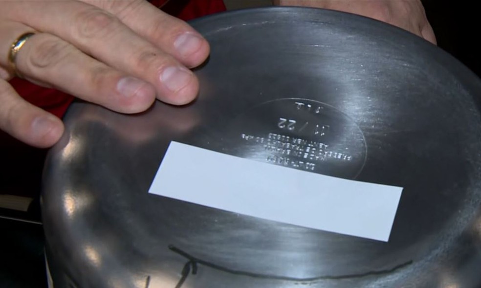 Fundo da panela de pressão precisa mostrar letras apesar de limpeza com palha de aço; quando sumirem, precisa substituir a panela — Foto: Reprodução/EPTV
