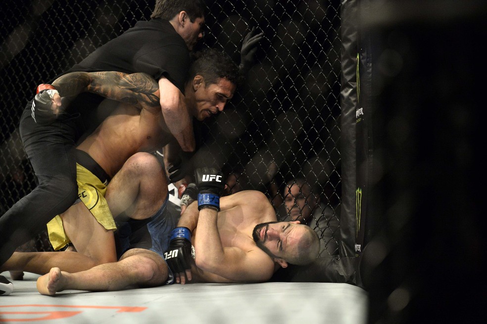Charles do Bronx nocauteia Jared Gordon no UFC São Paulo — Foto: Marcos Ribolli