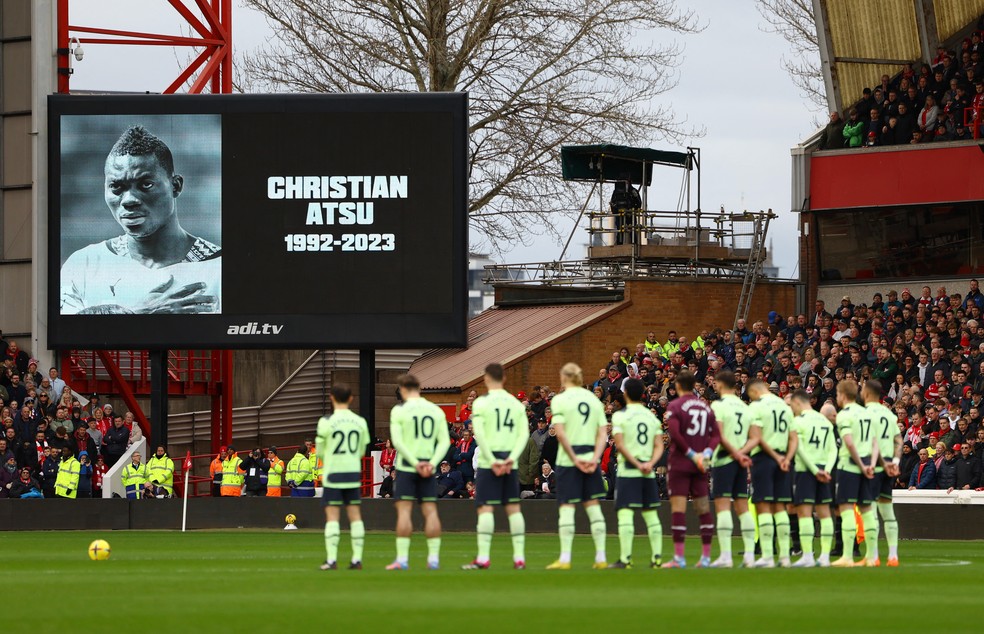 Jogadores do Manchester City prestam um minuto de silêncio antes para Atsu antes de jogo da Premier neste sábado — Foto: REUTERS