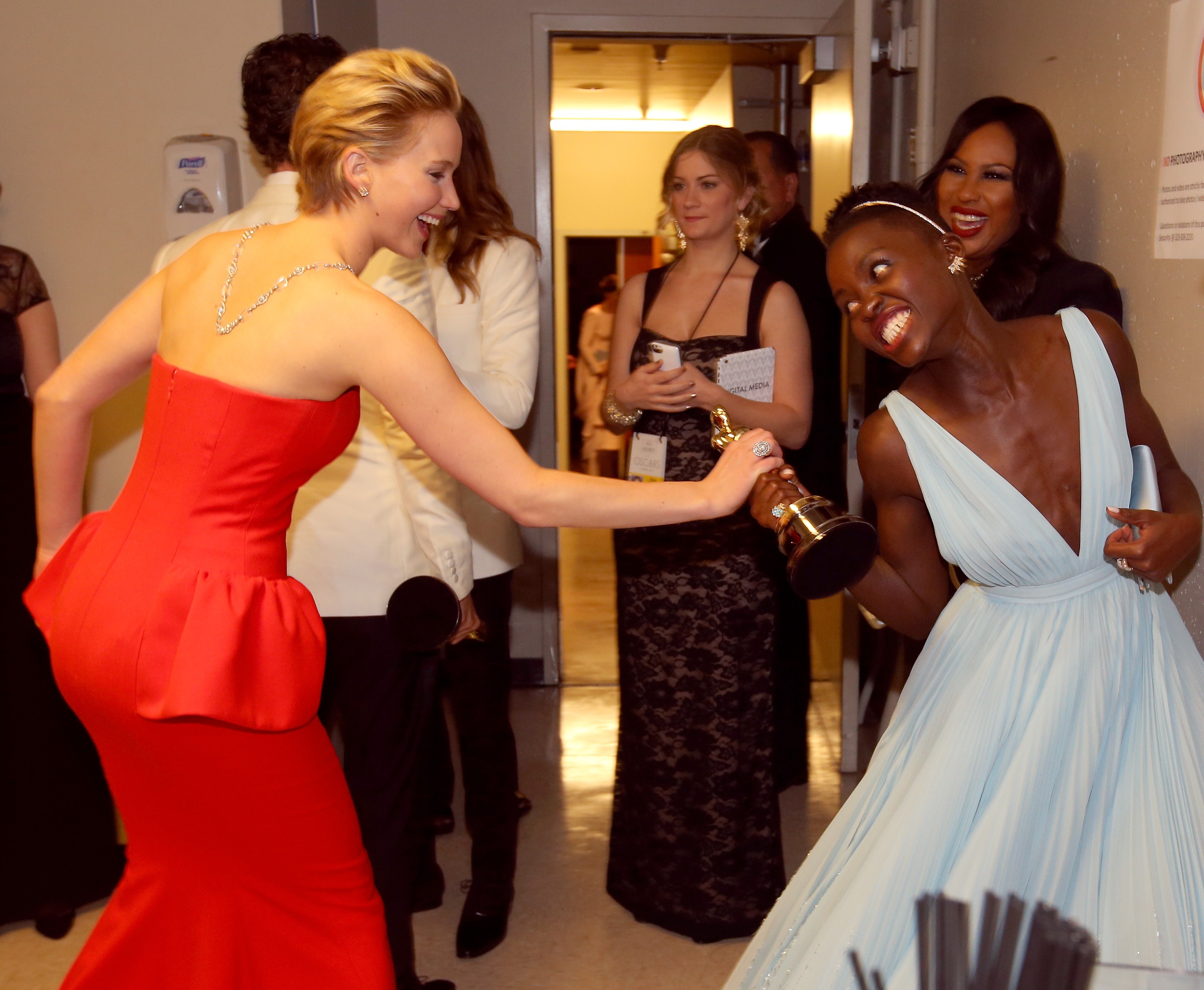 Jennifer Lawrence e Lupita Nyong'o (Foto: Getty Images)