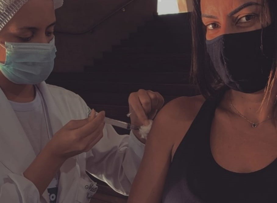 Nathália Queiroz, filha de Fabrício Queiroz, recebe imunizante