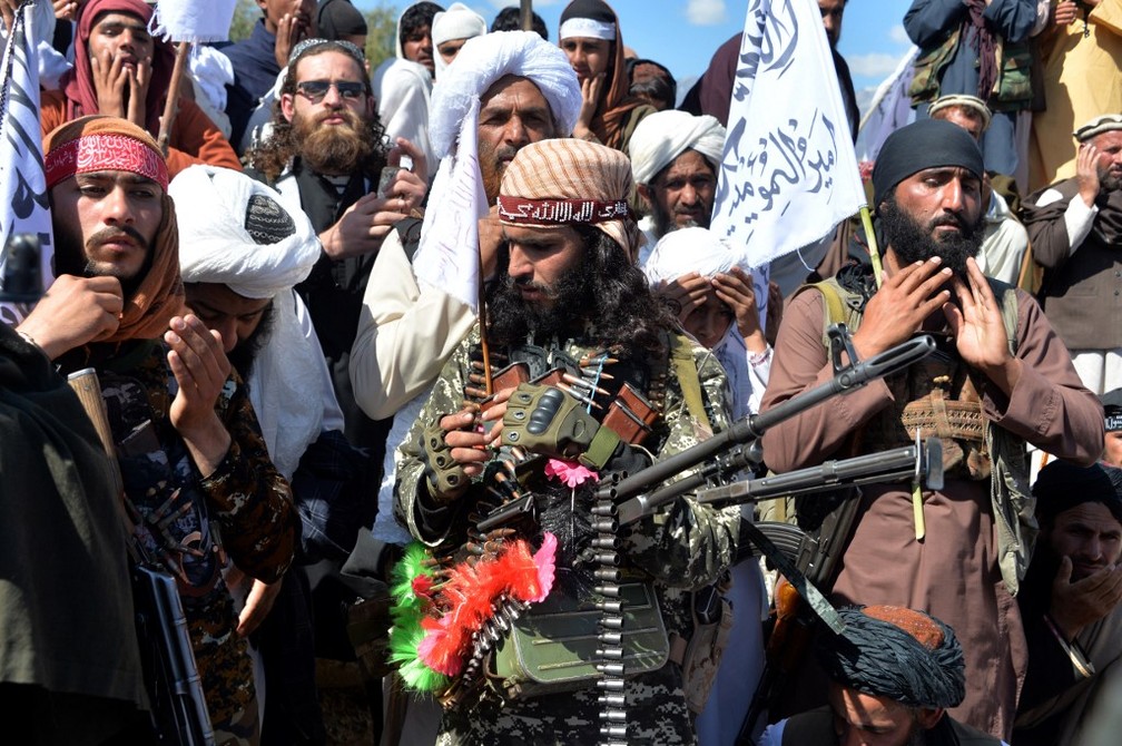 Militantes do Talibã comemoram acordo de paz assinado com os EUA, em 2 de março de 2020 — Foto: Noorullah Shirzada / AFP