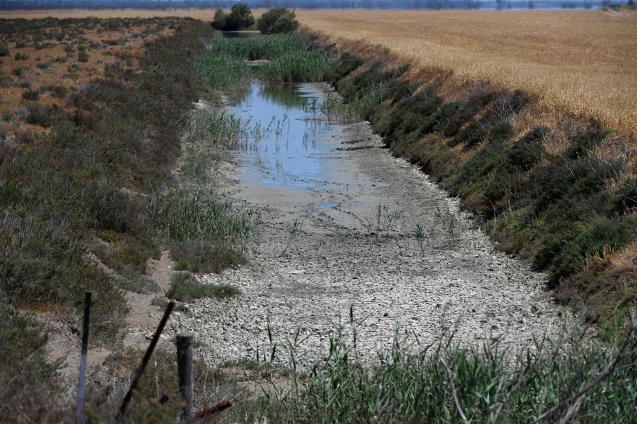 Foto tirada em 11/05/2023 mostra uma vala de irrigação seca no Parque Nacional Donana, no sul da Espanha