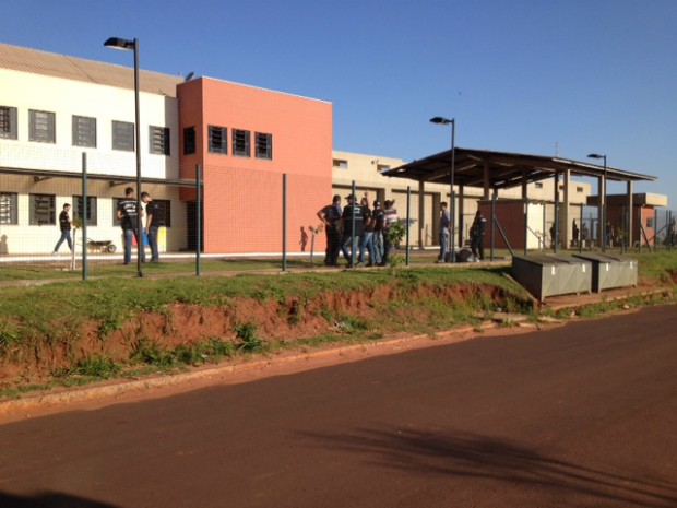 Presos fazem rebelião na Penitenciária Estadual de Cruzeiro do Oeste (Foto: Camila Simões/RPC TV)
