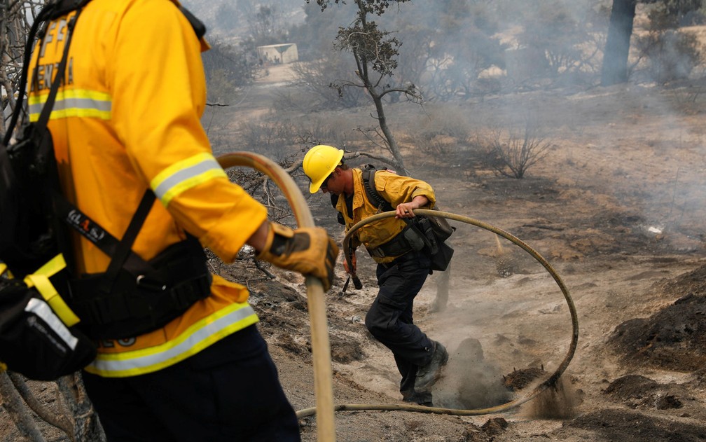 Bombeiros extinguem foco de Incêndio do Lago, em área montanhosa da Floresta Nacional Angeles, ao norte de Los Angeles, na Califórnia, na quinta-feira (13) — Foto: Reuters/Patrick T. Fallon 