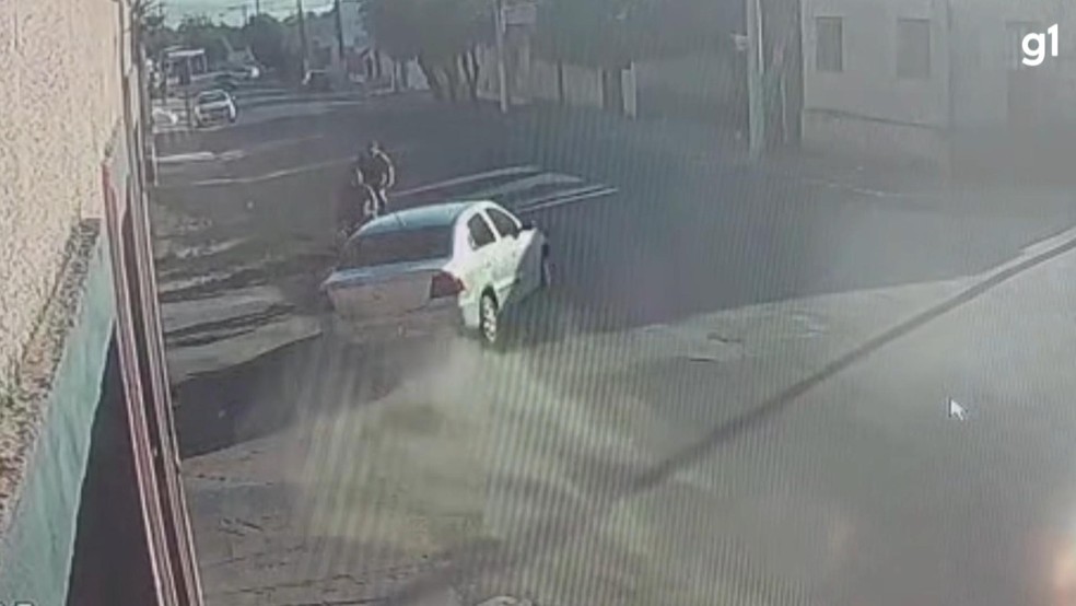 Casal de ciclistas é atropelado por carro desgovernado em São Gabriel — Foto: Reprodução