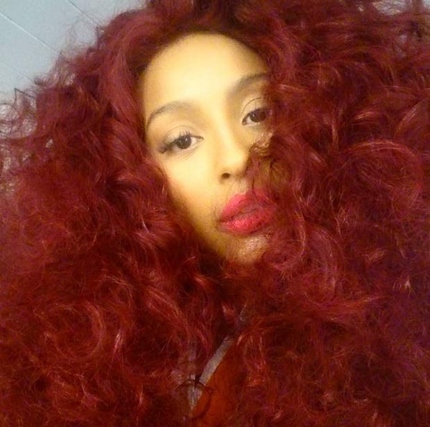 A atriz Sharon Menezzes publica selfie com cabelereira ruiva (Foto: Reprodução / Instagram)