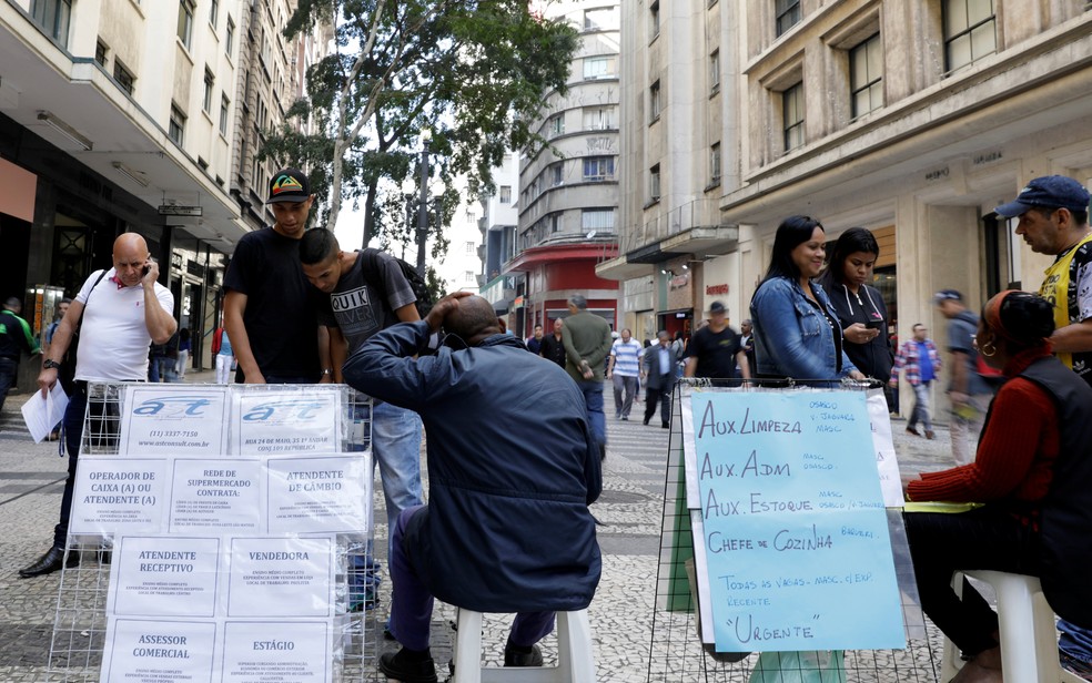 Desemprego: pessoas procuram vagas em São Paulo (Foto: Paulo Whitaker/Reuters)