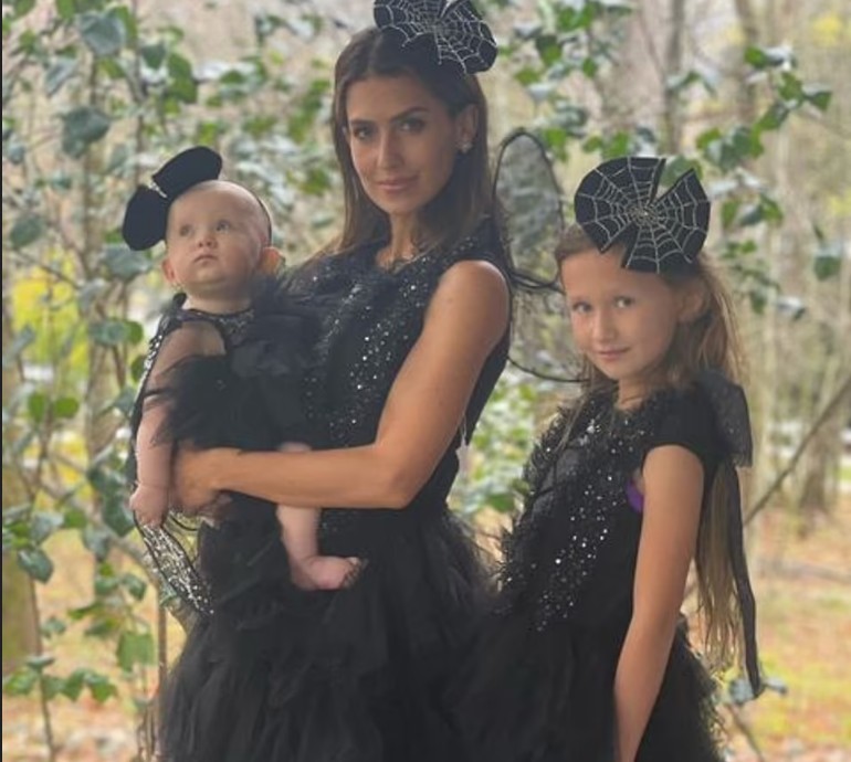 Hilaria Baldwin com duas de suas filhas com Alec Baldwin em suas fantasias de Halloween (Foto: Instagram)