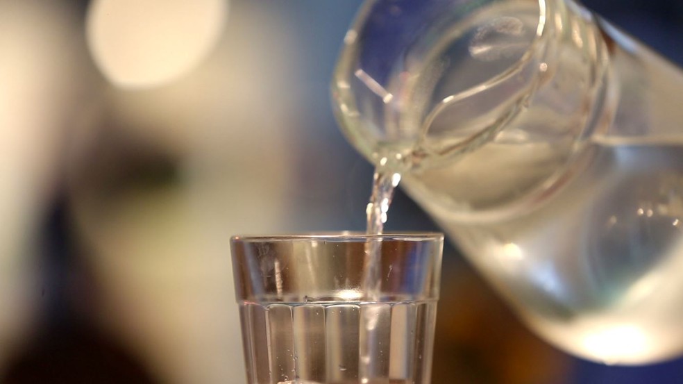 PL quer obrigar bares, restaurantes e estabelecimentos similares a servirem água filtrada aos clientes gratuitamente — Foto: Reprodução/ G1