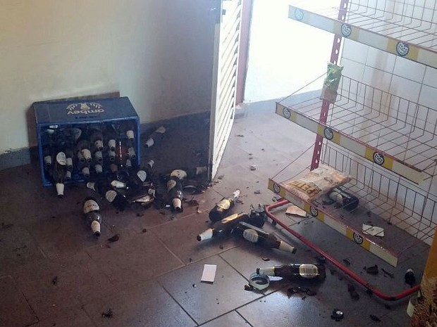 Organizadores dizem que, além de bebidas, carro também foi roubado (Foto: Araripe Castilho/G1)