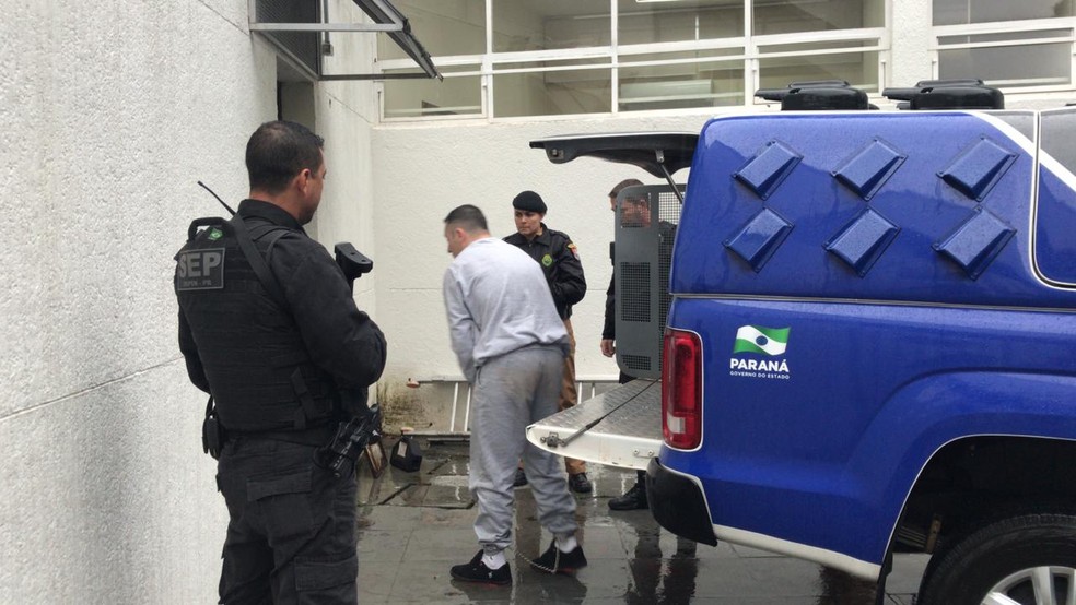Ênio chegou ao tribunal algemado por volta das 9h20 — Foto: João Salgado/RPC