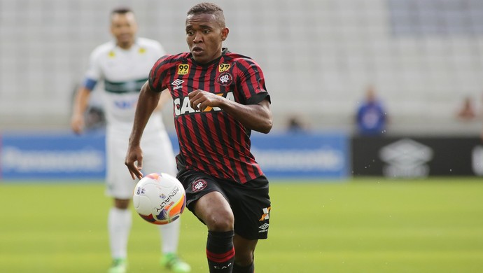 Figueirense acerta a contratação do lateral-esquerdo Pará por empréstimo