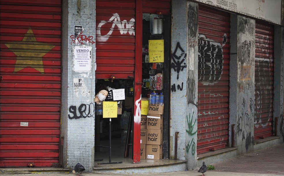 Loja de produtos de beleza funciona com as portas semiabertas no Rio — Foto: Marcos Serra Lima/G1
