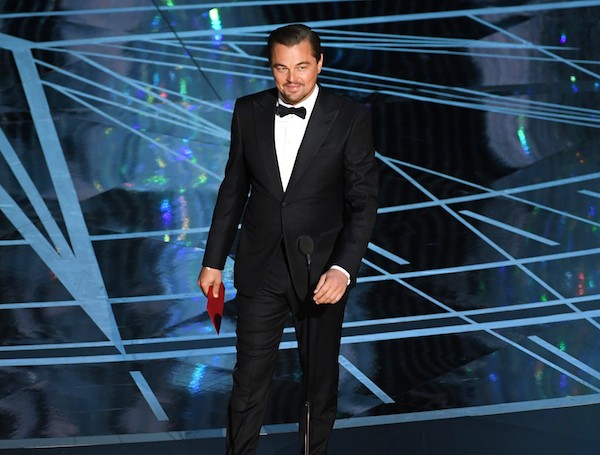 O ator Leonardo DiCaprio com o suposto envelope causador da confusão no Oscar (Foto: Getty Images)