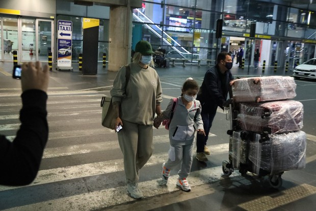 Dani Sonza e Dentinho desembarcam no Brasil com os filhos (Foto: Thais Aline/ Agência Fio Condutor)